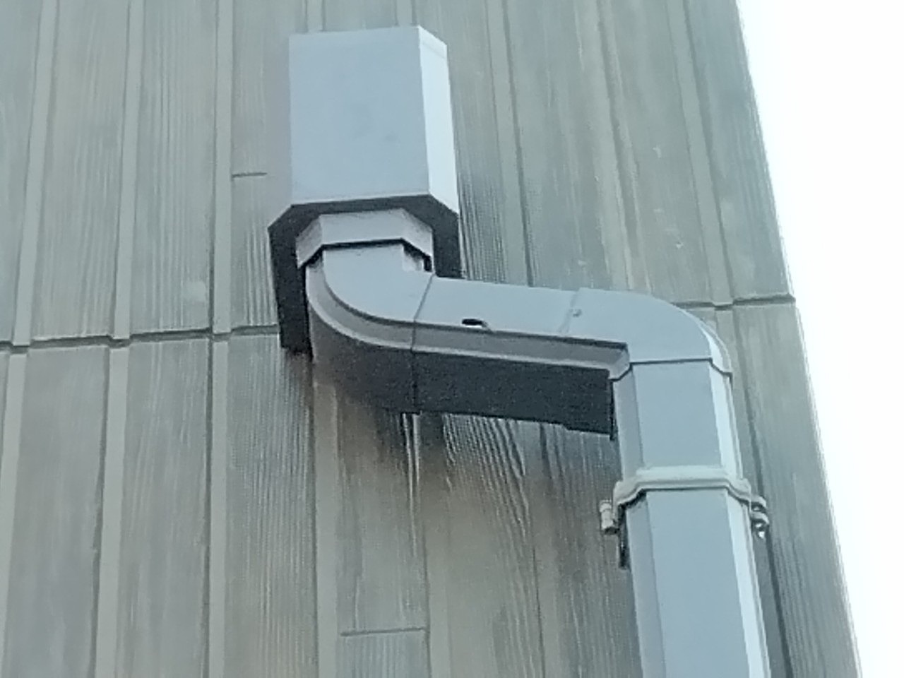 竪樋(バルコニーマス)　雹破損